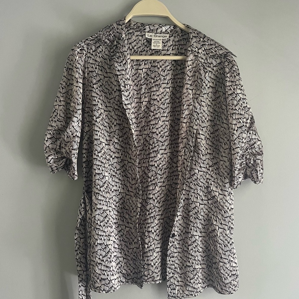 Women’s size Small satin medium sleeve button up with tie fun pattern Le Grange
